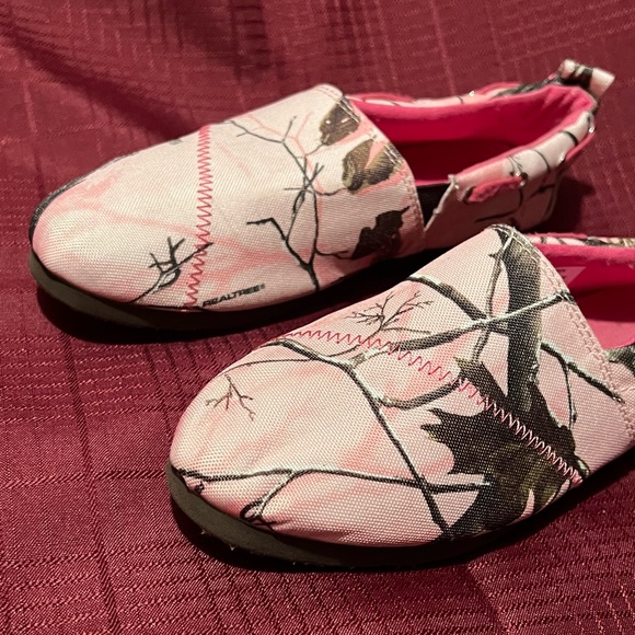 Woman’s Reeltree Pink Camouflage Slip-on Loafers size 7M very gently used Nice🦌 - Picture 8 of 13